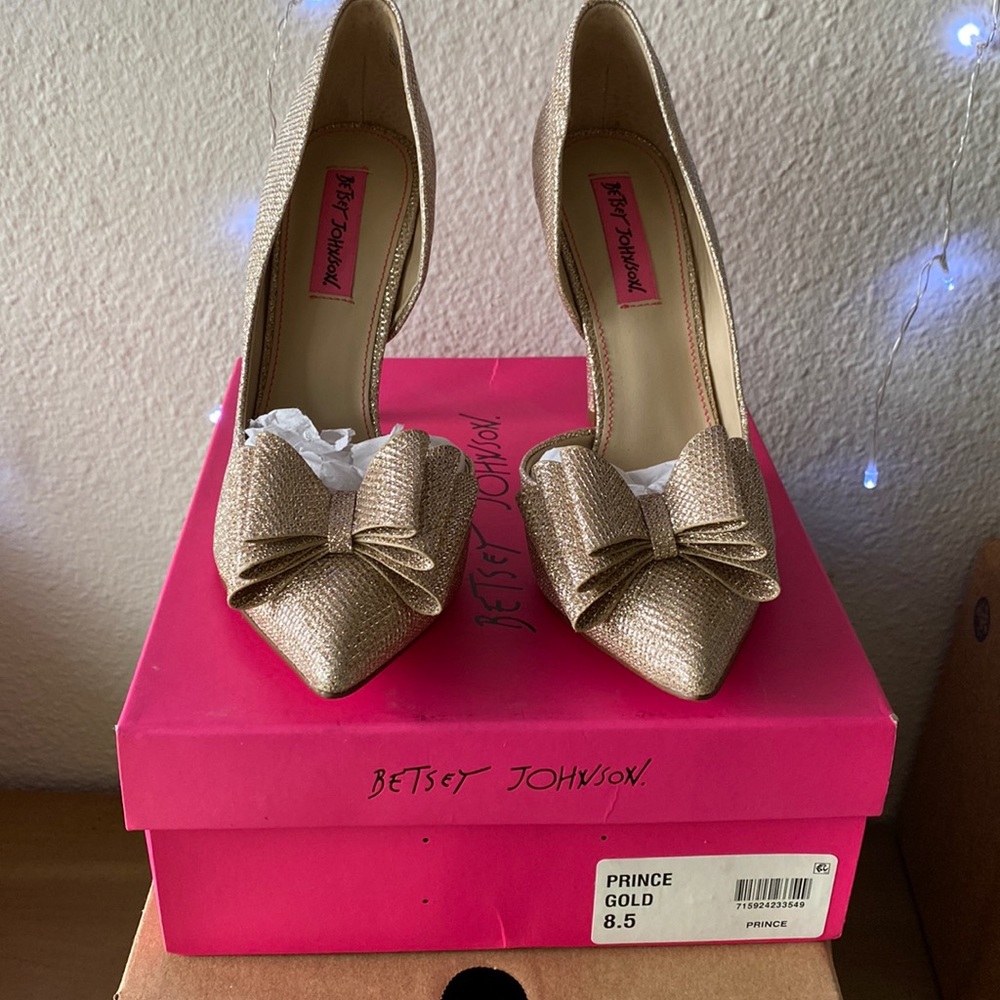BETSEY JOHNSON - Prince Gold Bow Stilettos